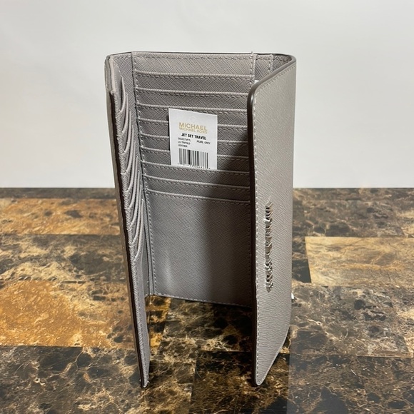 Michael Kors Jet Set Travel trifold wallet - Picture 4 of 9